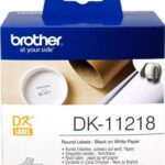 Brother DK11218 - Etichette originali pretagliate circolari - Diametro 24 mm - 1000 unità - Testo nero su sfondo bianco