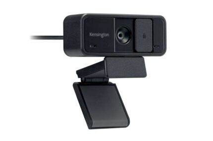 Kensington W1050 Webcam grandangolare con messa a fuoco fissa 1080P - Video nitido e sensore di grandi dimensioni - Regolazione manuale e campo visivo diagonale di 95° - Nero