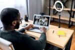 Kensington L1000 Anello luminoso bicolore per videoconferenze - Illuminazione perfetta - 96 LED - Controllo della luminosità - Senza spina - Supporto per webcam - Configurazione professionale - Conforme alla norma Mil-Std-810H - immagine 5
