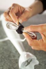 Tesa On & Off Cable Manager Confezione di nastro in velcro 5 m x 10 mm - Per organizzare i cavi - Colore nero - immagine 2
