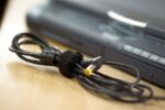 Tesa On & Off Cable Manager Confezione di nastro in velcro 5 m x 10 mm - Per organizzare i cavi - Colore nero - immagine 3