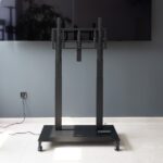 Tooq Uros Supporto da pavimento con ruote elettriche per schermi da 52-84" - Regolazione elettrica dell'altezza e dell'inclinazione - Peso massimo 100 kg - VESA massimo 600x500 - Colore nero - immagine 4