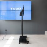 Tooq Uros Supporto da pavimento con ruote elettriche per schermi da 52-84" - Regolazione elettrica dell'altezza e dell'inclinazione - Peso massimo 100 kg - VESA massimo 600x500 - Colore nero - immagine 5