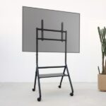Tooq iDreams Supporto da pavimento con ruote per schermi da 37-86" - Vassoio inferiore multiuso - Ruote con sistema di bloccaggio - Gestione dei cavi - Peso massimo 80 kg - VESA massimo 600x400 - Colore nero - immagine 3