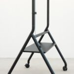 Tooq iDreams Supporto da pavimento con ruote per schermi da 37-86" - Vassoio inferiore multiuso - Ruote con sistema di bloccaggio - Gestione dei cavi - Peso massimo 80 kg - VESA massimo 600x400 - Colore nero - immagine 4