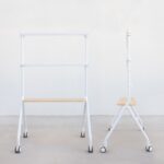 Tooq iLove Supporto da pavimento con ruote per schermi da 49-80" - Vassoio inferiore multiuso - Ruote con sistema di bloccaggio - Gestione dei cavi - Peso massimo 50 kg - VESA massimo 600x400 - Colore bianco - immagine 2