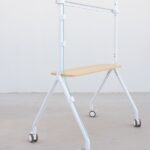 Tooq iLove Supporto da pavimento con ruote per schermi da 49-80" - Vassoio inferiore multiuso - Ruote con sistema di bloccaggio - Gestione dei cavi - Peso massimo 50 kg - VESA massimo 600x400 - Colore bianco - immagine 4