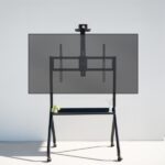 Tooq iStar Supporto da pavimento con ruote per schermi da 55-100" - Vassoio inferiore multiuso e vassoio superiore regolabile per webcam - Ruote con sistema di bloccaggio - Peso massimo 120 kg - VESA massimo 900x600 - Colore nero - immagine 3