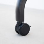 Tooq iStar Supporto da pavimento con ruote per schermi da 55-100" - Vassoio inferiore multiuso e vassoio superiore regolabile per webcam - Ruote con sistema di bloccaggio - Peso massimo 120 kg - VESA massimo 900x600 - Colore nero - immagine 4