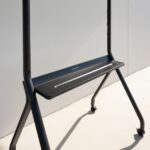 Tooq iStar Supporto da pavimento con ruote per schermi da 55-100" - Vassoio inferiore multiuso e vassoio superiore regolabile per webcam - Ruote con sistema di bloccaggio - Peso massimo 120 kg - VESA massimo 900x600 - Colore nero - immagine 5