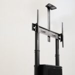 Tooq Narnia Supporto da pavimento con ruote per schermi da 60-100" - Armadietto inferiore e ripiano superiore regolabile per webcam - Ruote con sistema di bloccaggio - Peso massimo 100 kg - VESA massimo 1000x600 - Colore nero - immagine 4