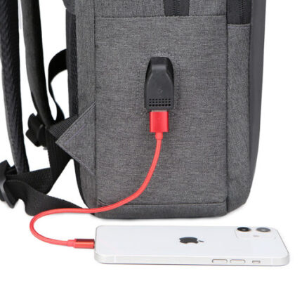 6" - Tasca esterna - Porta USB esterna per ricarica - Interno a scomparti - Rivestimento esterno idrorepellente - Colore nero/grigio