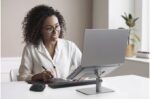 Kensington Supporto universale per laptop fino a 16" - Struttura che facilita la ventilazione - Altezza e angolo regolabili - Realizzato in acciaio e alluminio - Base antiscivolo - Colore grigio - immagine 5