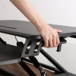 Supporto elevatore per monitor Ewent - Ampia superficie di 80x40 cm - Altezza regolabile - Molla a gas - Vassoio per tastiera - Peso massimo 15 kg - Portatile - 800x615x110 mm - Colore nero - immagine 4