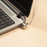 Ewent Cavo di sicurezza per laptop con chiave - 2 chiavi - Cavo in acciaio - Lunghezza 1,5 m - Colore acciaio - immagine 3