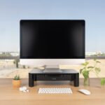 Tooq Supporto elevatore per monitor o laptop - Cassetto di grande capacità - Cuscinetti antiscivolo - Regolazione dell'altezza - Peso max. 20 kg - Colore nero - immagine 3