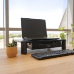 Tooq Supporto elevatore per monitor o laptop - Cassetto di grande capacità - Cuscinetti antiscivolo - Regolazione dell'altezza - Peso max. 20 kg - Colore nero - immagine 4