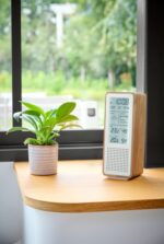 Thomson Altoparlante Bluetooth con stazione meteorologica e radio FM - Potenza musicale 15 W - Schermo retroilluminato - Sonda esterna wireless - Colore legno e bianco - immagine 3