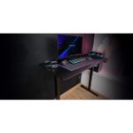 Mars Gaming MGD-ERGOPRO160 Tavolo da gioco motorizzato - Altezza regolabile fino a 118 cm - Supporti per cuffie e bevande - Gestione dei cavi - Struttura in acciaio - 160x60x1,5 cm - Finitura in fibra di carbonio - Colore nero - immagine 5