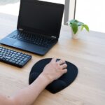 Tooq TQMP1002-B Tappetino ergonomico per mouse - Poggiapolsi in schiuma viscoelastica - Superficie morbida, elastica, traspirante e resistente - Colore nero - immagine 4