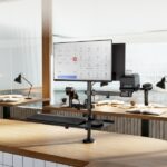 Tooq Supporto da tavolo per 2 monitor da 17"-32" + Supporti per stampante POS, lettore di codici, lettore di carte di credito + Vassoio per tastiera e mouse - Gestione dei cavi - Peso massimo 9 kg per braccio - VESA 100x100 mm - immagine 4