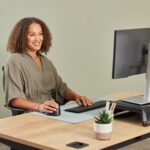 Fellowes Breyta Plus Mouse wireless ergonomico verticale 2400 ppp - Dimensioni medie - Bluetooth®, dongle USB e connessione via cavo - Certificato da FIRA - Uso per destrimani - Colore nero - immagine 5
