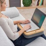 Innovagoods Larage Supporto per laptop - Multifunzione - Vassoio portaoggetti - Cinghia interna di fissaggio - 40,5x33x6,5 cm - Colore legno e grigio - immagine 5