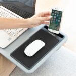 Innovagoods Deskion Supporto per laptop con cuscino XL - Multifunzione - Antiscivolo - Tappetino per mouse - Slot per smartphone - 57,5 x 30,5 x 5,8 cm - Colore grigio e nero - immagine 5