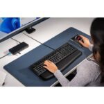Tastiera completa Kensington KB100 EQ USB-A - Realizzata con il 64% di materiale riciclato - Membrana resistente agli schizzi - Colore nero - immagine 3