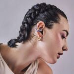 Energy Sistem ChicPods Cuffie True Wireless - Bluetooth 5.4 - 23 ore di autonomia - Tecnologia Open Sound - Microfono con riduzione del rumore - Assistente vocale integrato - Design curvo - Colore viola - immagine 5