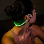 Cuffie sportive Energy Sistem VibeWave - Bluetooth 5.4 - Connessione multipoint - Protezione da sudore e schizzi - Fascia in gomma Secure-Fit - Microfono - Autonomia 15 ore - Illuminazione LED - Assistente vocale - Colore grigio - immagine 5