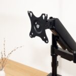 Tooq Supporto da tavolo per monitor con braccio articolato 17"-32" - Supporta fino a 9 kg - Gestione dei cavi - VESA 100x100 mm - Girevole e inclinabile - Nero - immagine 2