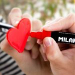 Milan Fluoglass Pennarello per superfici lisce (non porose) - Punta smussata - Tratto da 2 a 4 mm - Inchiostro a base d'acqua - Facile da cancellare - Colore rosso - immagine 3