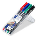 Staedtler Lumocolor 318 Confezione da 4 pennarelli permanenti - Punta fine rotonda - Tratto 0,6 mm - Cappuccio con clip - Asciugatura rapida - Colori assortiti - immagine 3