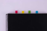 Apli Indici adesivi in pellicola a zigzag 45x12 mm 4 dispenser da 35 indici in 4 colori - Facili da applicare - Adesivo di qualità - Design a zigzag - Organizza i tuoi documenti - Multicolore - immagine 3