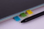 Apli Indici adesivi in pellicola a zigzag 45x12 mm 4 dispenser da 35 indici in 4 colori - Facili da applicare - Adesivo di qualità - Design a zigzag - Organizza i tuoi documenti - Multicolore - immagine 4