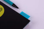 Apli Indici adesivi in pellicola Zigzag 45x25 mm Dispenser da 50 - Facili da applicare - Design a zigzag - Adesivo di qualità - Blu - immagine 3