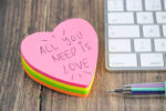 Apli Blocco da 200 post-it a forma di cuore 70x70 mm - 50 post-it per colore - Colori fluo - immagine 4