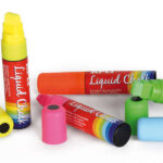 Confezione Apli con 5 pennarelli a gesso liquido - Punta smussata 10x15 mm - Per lavagne e superfici non porose - Colori assortiti - immagine 2