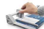 Dahle 507 Taglierina a rullo formato A4 - Capacità 8 fogli - Lama circolare autoaffilante in acciaio - immagine 5