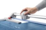 Dahle 550 Taglierina professionale a rullo formato A4 - Capacità 20 fogli - Lama circolare autoaffilante in acciaio - Due fermi angolari - immagine 3
