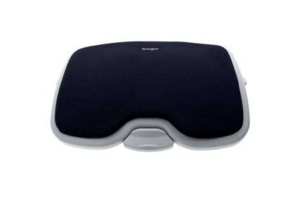 Poggiapiedi Kensington Solemate Comfort - Comoda schiuma a memoria di forma - Pratico pedale di regolazione - Inclinazione fino a 20 gradi - Migliora la postura e la circolazione - Colore grigio/nero