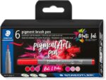 Staedtler 371 Confezione da 6 pennarelli con punta a pennello morbida - Colori vivaci e brillanti - Non ingialliscono con il passare del tempo - Nuova inchiostro Multi Ink - Pigmenti di prima qualità - Colori rossi/rosa assortiti