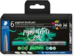 Staedtler 371 Confezione da 6 pennarelli con punta a pennello morbida - Colori vivaci e brillanti - Non ingialliscono nel tempo - Nuova inchiostro Multi Ink - Pigmenti di prima qualità - Colori assortiti verde/turchese