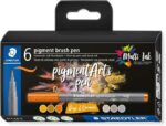 Staedtler 371 Confezione da 6 pennarelli con punta a pennello morbida - Colori vivaci e brillanti - Non ingialliscono nel tempo - Nuova inchiostro Multi Ink - Pigmenti di prima qualità - Colori assortiti nei toni del grigio/caramello