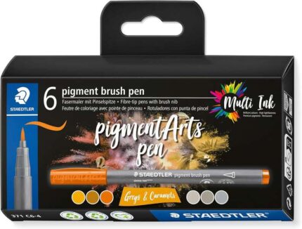 Staedtler 371 Confezione da 6 pennarelli con punta a pennello morbida - Colori vivaci e brillanti - Non ingialliscono nel tempo - Nuova inchiostro Multi Ink - Pigmenti di prima qualità - Colori assortiti nei toni del grigio/caramello
