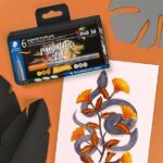 Staedtler 371 Confezione da 6 pennarelli con punta a pennello morbida - Colori vivaci e brillanti - Non ingialliscono nel tempo - Nuova inchiostro Multi Ink - Pigmenti di prima qualità - Colori assortiti nei toni del grigio/caramello - immagine 2