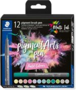 Staedtler 371 Confezione da 12 pennarelli con punta a pennello morbida - Colori vivaci e brillanti - Non ingialliscono nel tempo - Nuova inchiostro Multi Ink - Pigmenti di prima qualità - Colori pastello assortiti