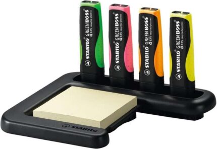 Stabilo Green Boss Set da tavolo con 4 evidenziatori fluorescenti 83% plastica riciclata + blocco di post-it 100% carta riciclata - Set realizzato al 98% in plastica riciclata - Colori assortiti