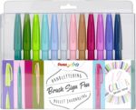 Pentel Brush Sing Pen Confezione da 12 pennarelli con punta a pennello - Linee sottili o spesse a seconda della pressione - Realizzati con l'81% di plastica riciclata - Colori pastello assortiti